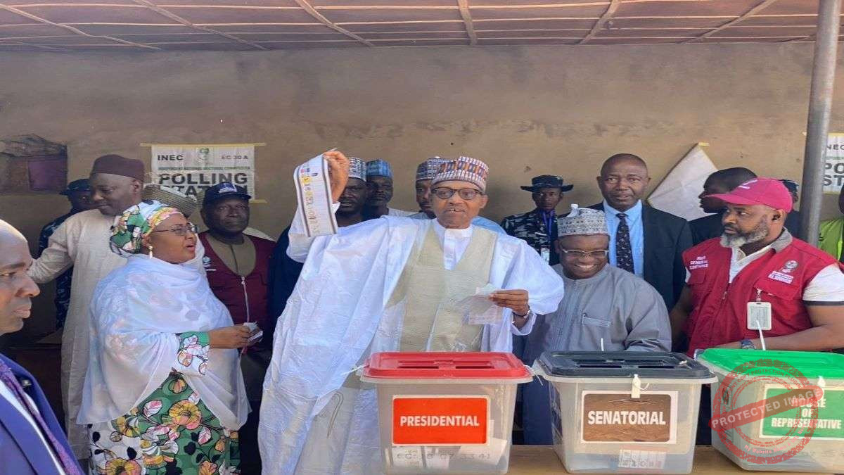 Buhari Violates Electoral Act, Openly Displays Ballot Paper