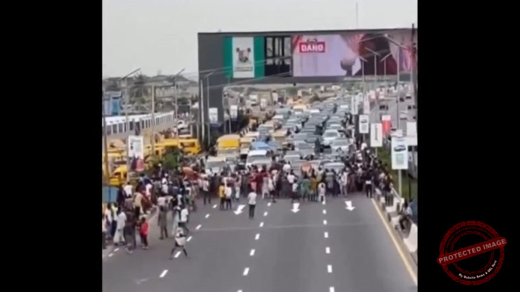 “We Will Sleep Here”: Oworonshoki Residents Block 3rd Mainland Bridge After Midnight Demolitions